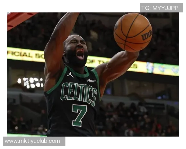 杰伦布朗轻松发挥仅用25分钟便斩获19分6篮板6助攻的精彩表现