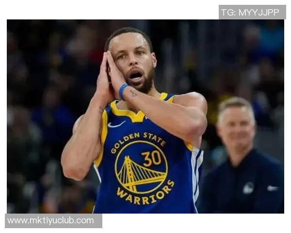 理查德成为球队历史第三位新秀单场30分5三分与库里穆迪并肩前行