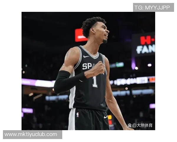 爱德华兹末节发力拿下7分全场24投仅中7三分球表现不佳