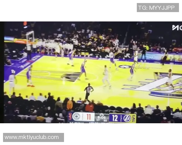 克拉克斯顿再创佳绩29分钟砍下三双14分11板10助助球队赢得胜利